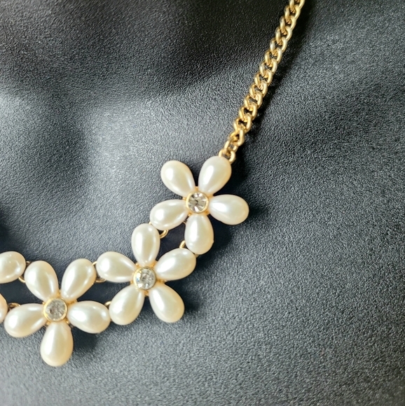 Fashion Gold Color Five Pearl Flower with Crystal Necklace - Picture 2 of 4